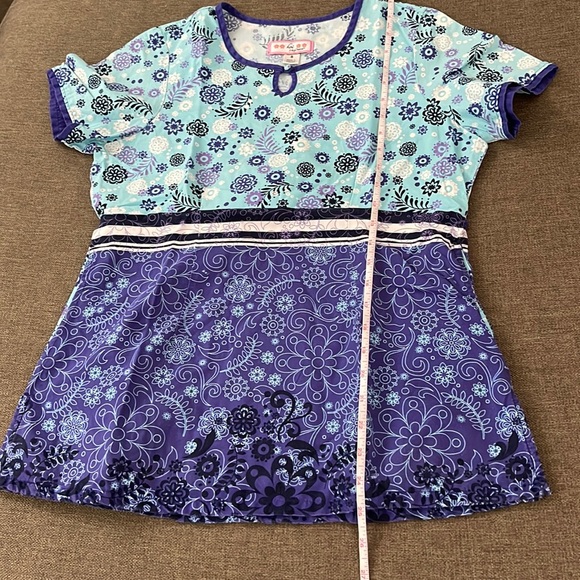 💰3 items for $25 🏷 Koi by Kathy Peterson Flower Pattern Scrub Top sz Small - Picture 9 of 9